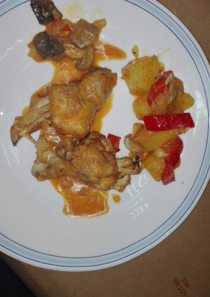 Una foto de Pollo con setas al vino