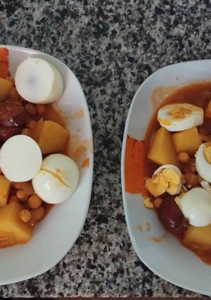 Una foto de Guiso de garbanzos con huevos duros