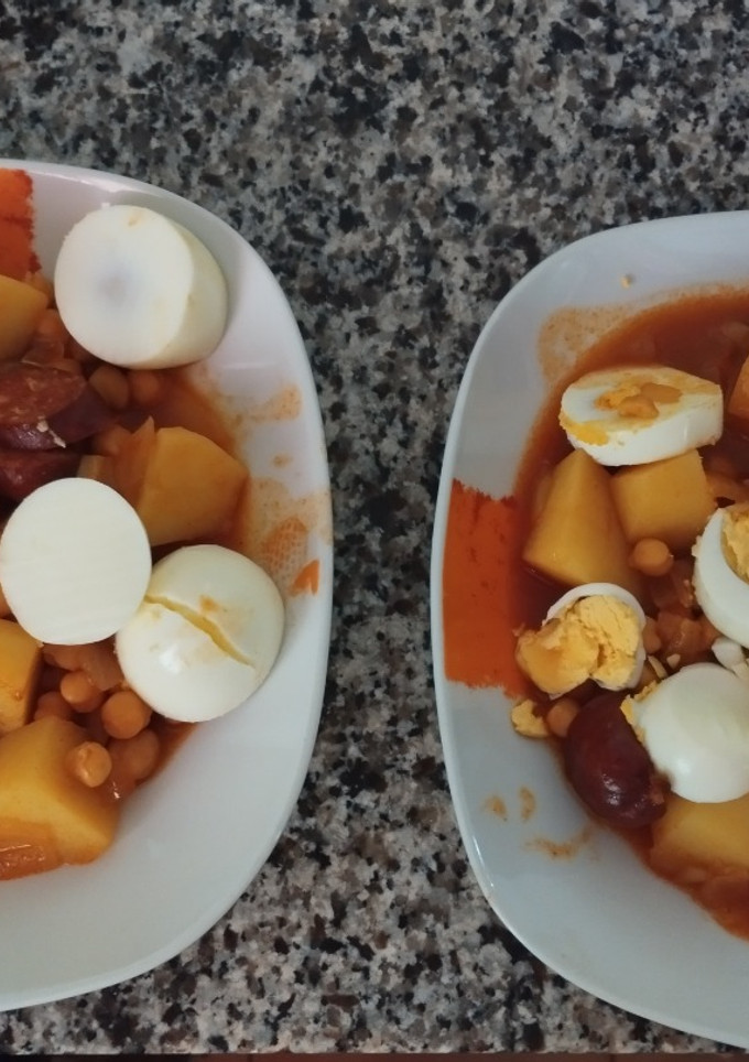 Una foto de Guiso de garbanzos con huevos duros