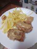Rollitos de cerdo con papas fritas y salsa a la pimienta