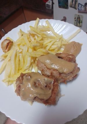 Foto principal de Rollitos de cerdo con papas fritas y salsa a la pimienta