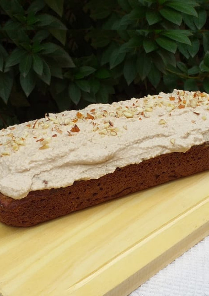 Una foto de Budín vegano de banana y limón - con crema de nueces y dátiles-