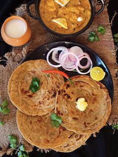 બટર લચ્છા પરાઠા (Butter Lachha Paratha Recipe In Gujarati) રેસીપી મુખ્ય ફોટો