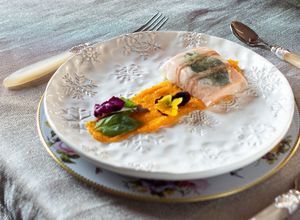 Foto di Trancio di salmone al lardo su crema di zucca