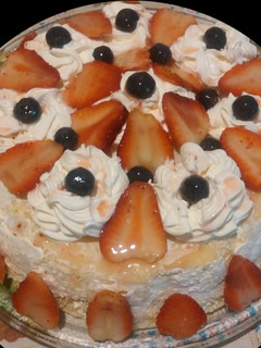 Una foto de Torta de Jengibre al micro, con chantilly y frutillas