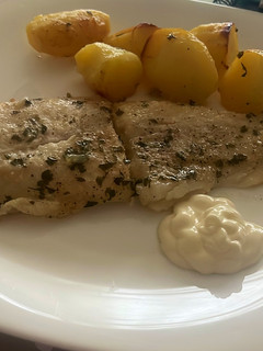 Una foto de Merluza al horno con patatas baby