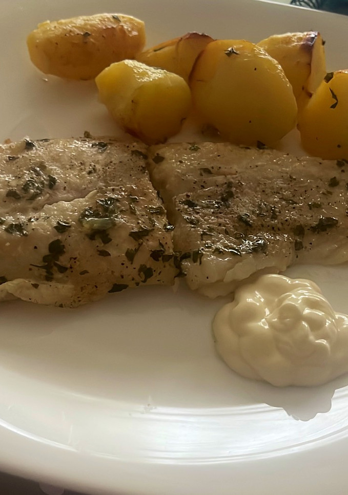 Una foto de Merluza al horno con patatas baby