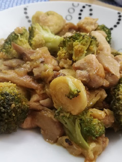 Una foto de Salteado de verduras con pollo