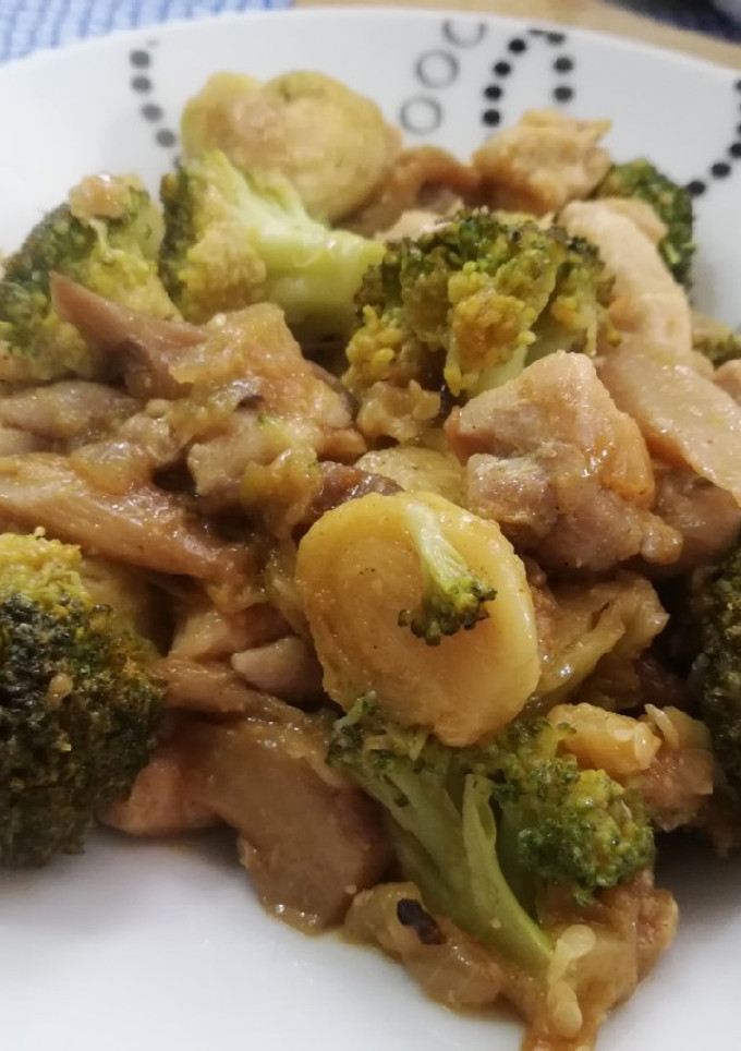 Una foto de Salteado de verduras con pollo