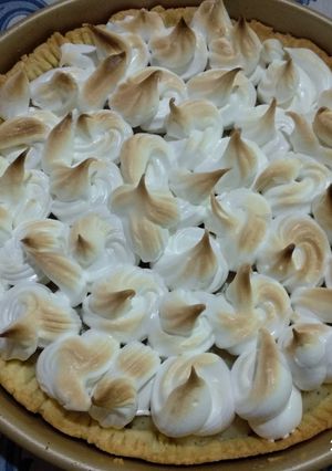 Una foto de Tarta de crema pastelera y merengue