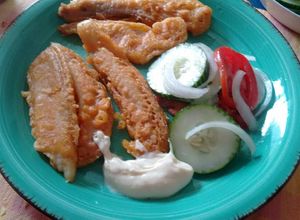 Una foto de Pescado frito, tipo mercado sobre ruedas. ॐ