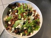 Une photo de sauce roquefort