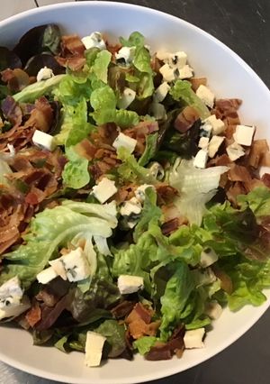 Une photo de Feuille de chêne rouge à la pancetta corse grillée et roquefort