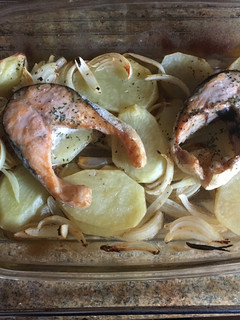 Una foto de Salmón al Horno con Patatas
