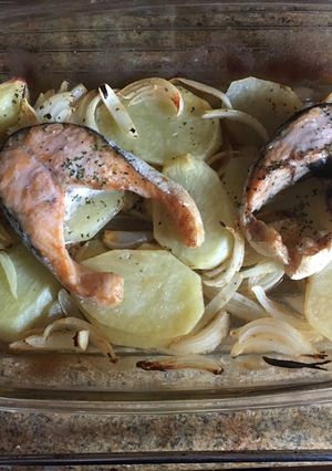 Una foto de Salmón al Horno con Patatas