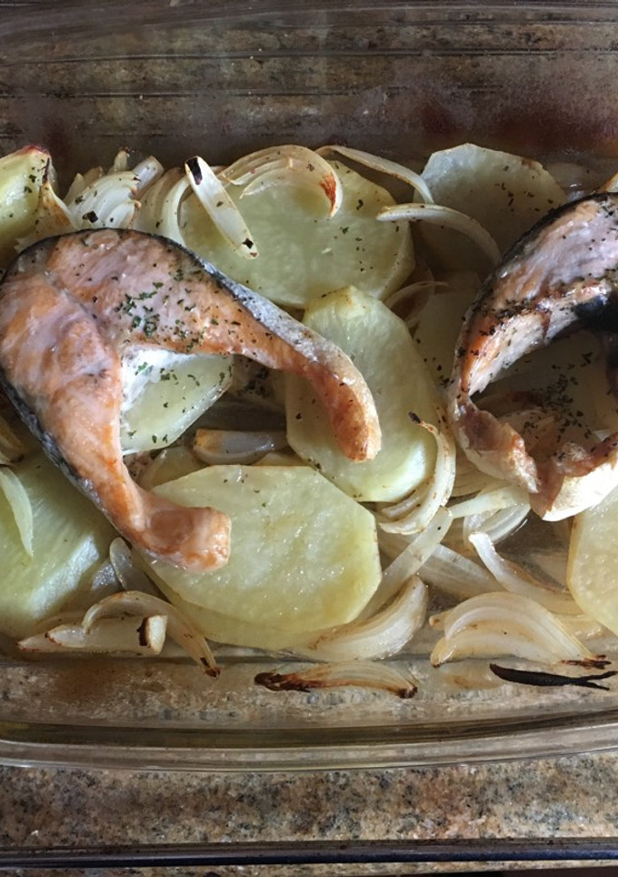 Una foto de Salmón al Horno con Patatas