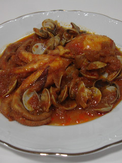 Una foto de Pulpo con salsa de tomate y almejas
