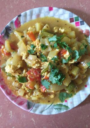 A picture of Aloo capsicum paneer curry.