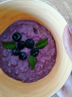 Una foto de Avena con blueberries 💜🥣