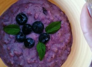 Una foto de Avena con blueberries 💜🥣
