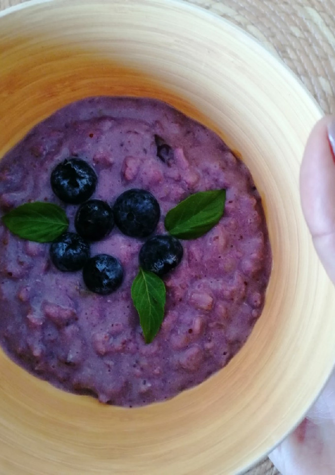 Una foto de Avena con blueberries 💜🥣