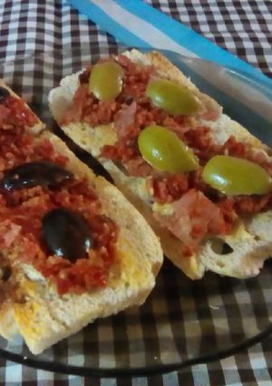 Una foto de Bruschettas con aceitunas rivales 🇦🇷⛹️
