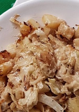 Una foto de Papas con repollo a la crema. ¡Guarnición de invierno!