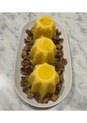 Foto di Mini pandorini di polenta con ripieno di funghi e salsiccia 🍄‍🟫