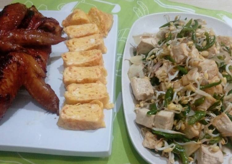 Tumis kecambah,ayam bacem dan telur gulung
