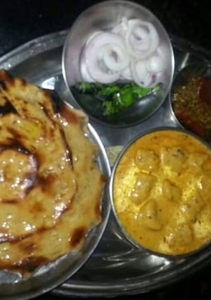 A picture of Khooba roti, gatte ki sabji, lahsun chutney mirch achar, salad.