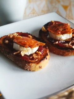 Una foto de Tostas de mermelada de fresa con queso de cabra a la plancha