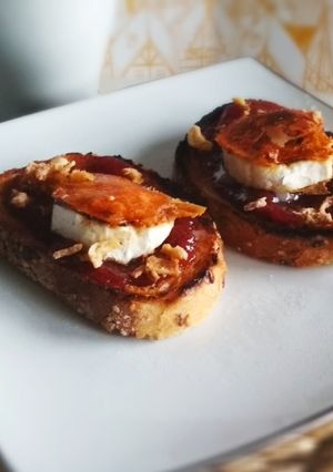 Foto principal de Tostas de mermelada de fresa con queso de cabra a la plancha