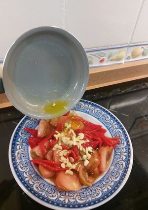 Una foto de Ensalada de pimientos y tomate raff