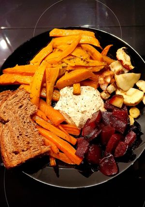 A picture of Baked veggies & hummus 🥕🍠🥔.