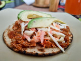 Tostada de jaiba con ensalada de col