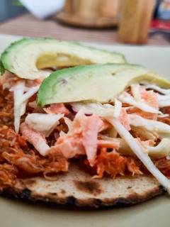 Una foto de Tostada de jaiba con ensalada de col