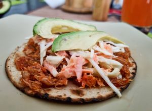 Una foto de Tostada de jaiba con ensalada de col