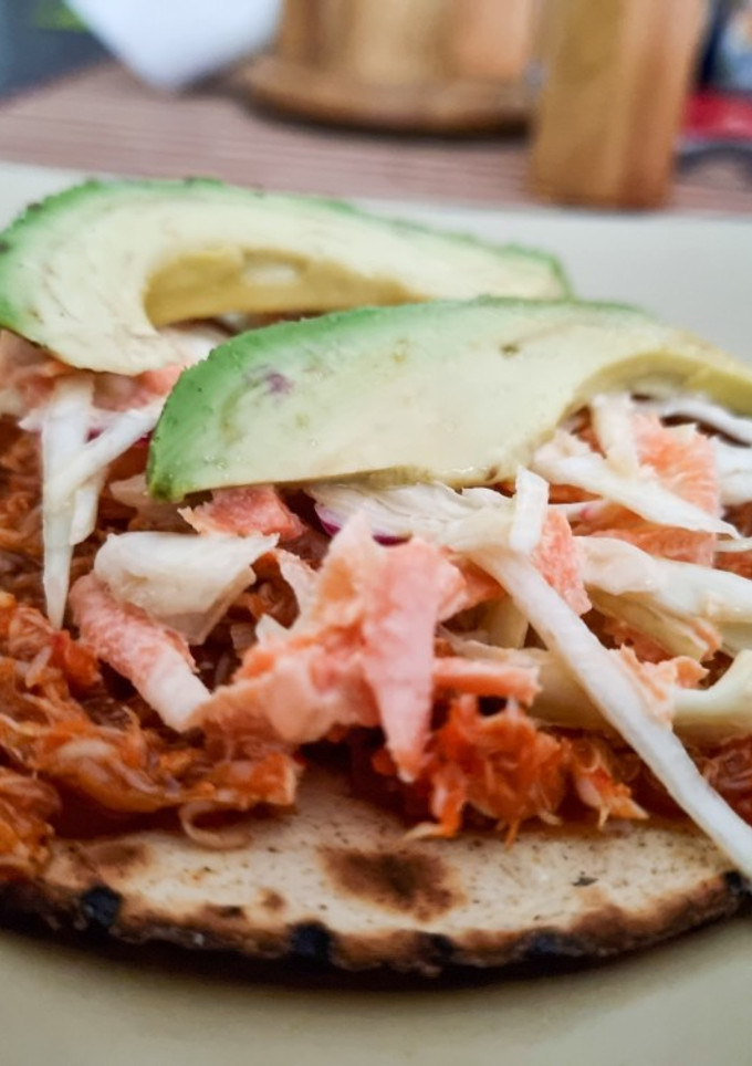 Una foto de Tostada de jaiba con ensalada de col
