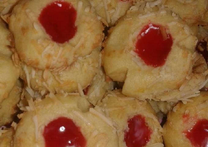 Thumbprint cookies dengan selai strawberry