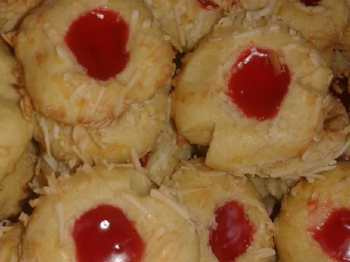 Easy Steps to Make Recipes Thumbprint cookies dengan selai strawberry the So Delicious Make You Drink.