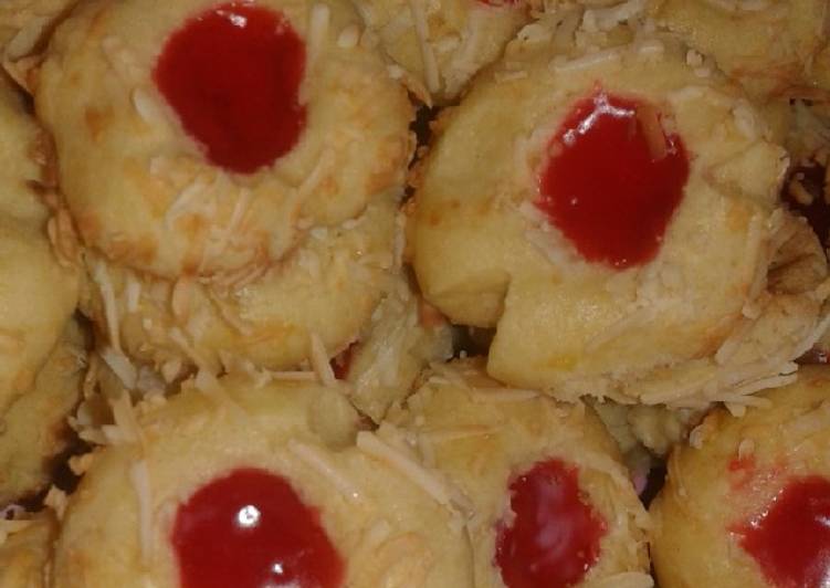 Langkah Mudah untuk Membuat Thumbprint cookies dengan selai strawberry, Enak Banget
