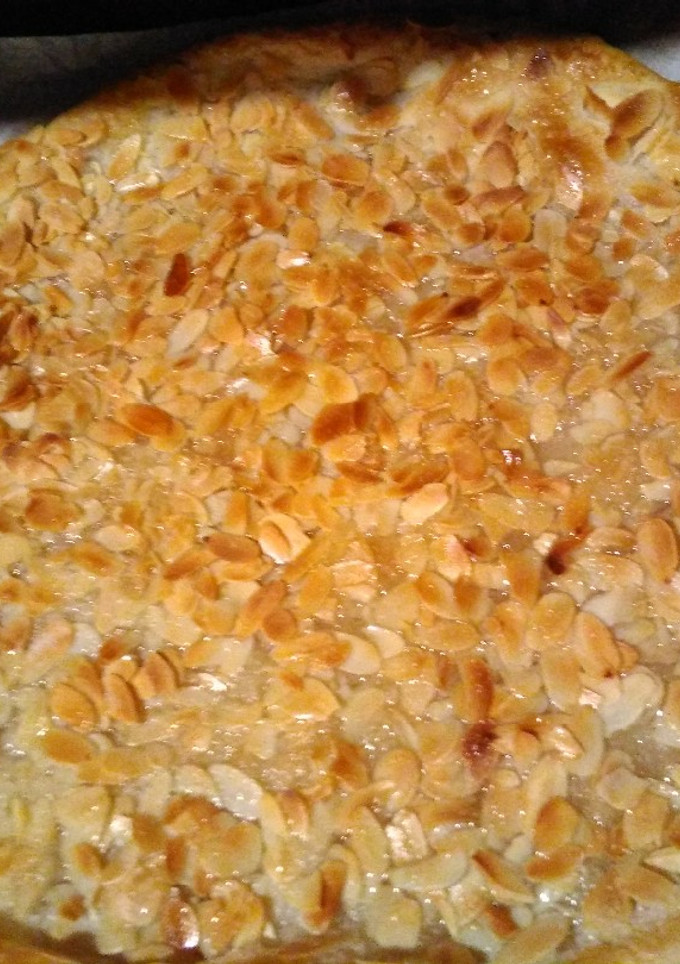 Una foto de Coca de anís y almendra