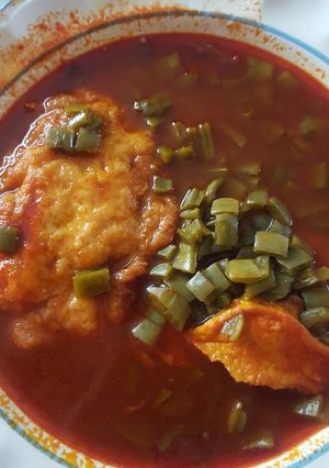 Una foto de Caldillo de nopales con tortas de camarón