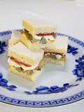 Tramezzini piccanti con salame e carciofi