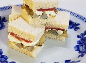 Foto di Tramezzini piccanti con salame e carciofi