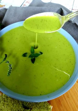 Une photo de Soupe froide courgettes & petits pois