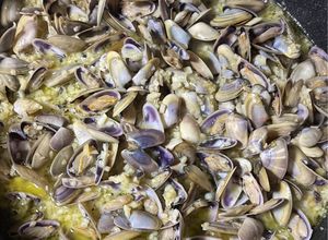 Una foto de Coquinas al Ajo y Vino Blanco