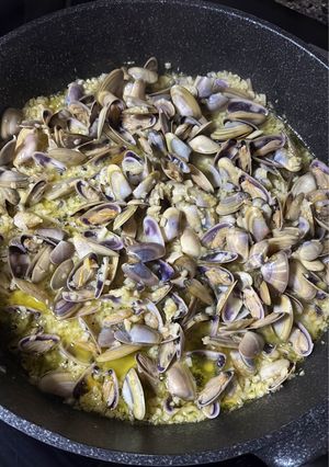 Una foto de Coquinas al Ajo y Vino Blanco