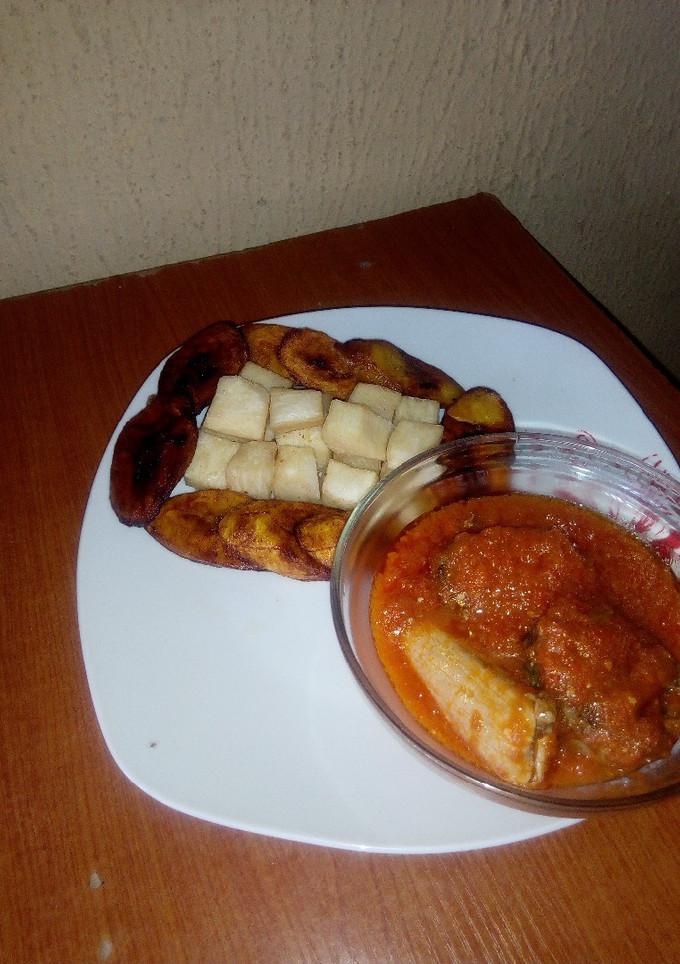 A picture of Fried Cubed yam,Dodo and Stew.