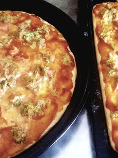 Una foto de Pizzas + hamburguesas con la misma masa